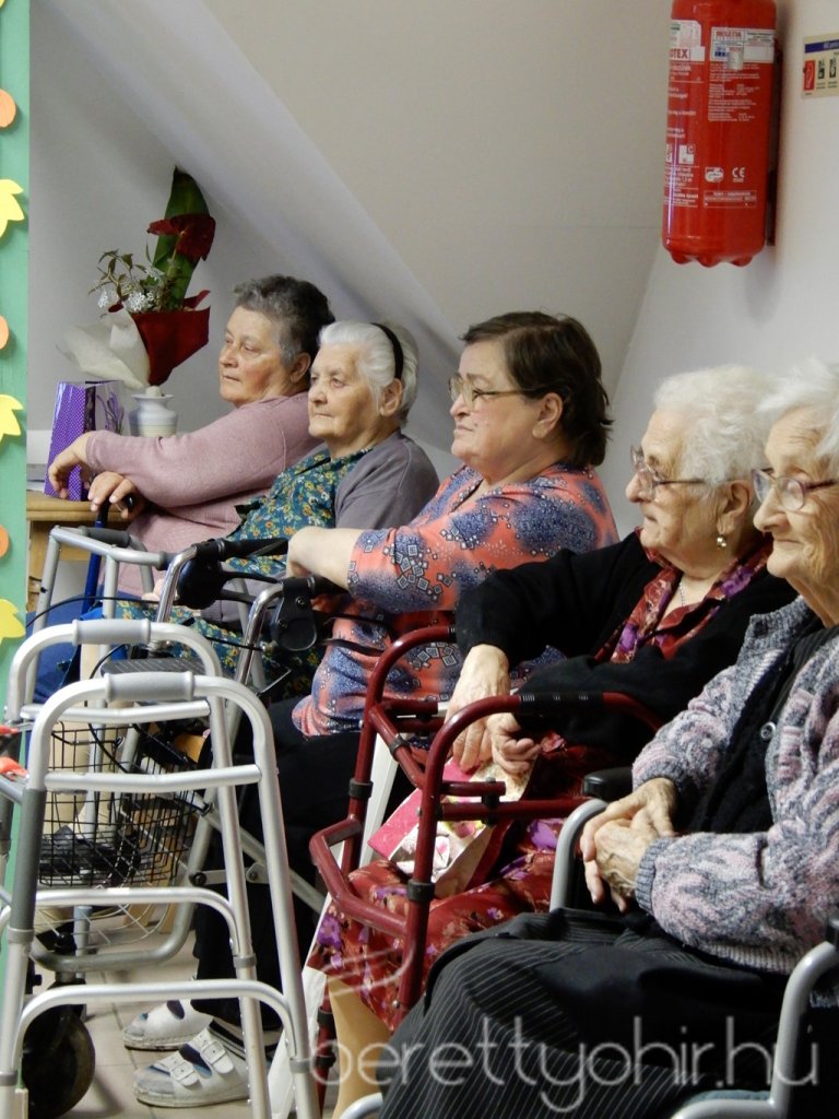 A szépkorúakat köszöntötték 21